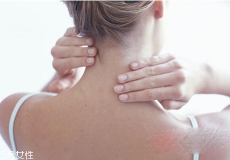 如何有效的預(yù)防頸椎?。拷棠阋惶最i椎病治療方法