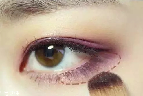 煙熏妝攻略，教你點不一樣的