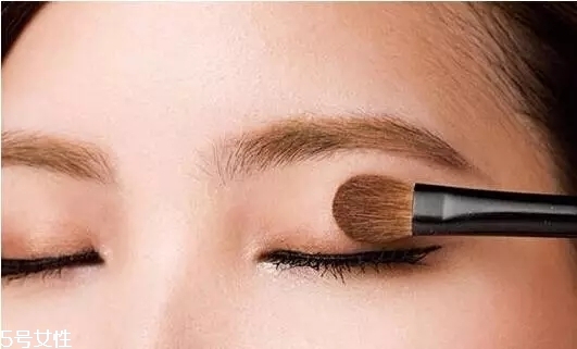 要去面試了，換個(gè)合適的妝容再去吧