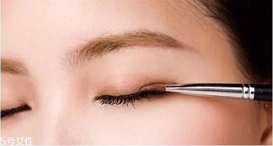 要去面試了，換個(gè)合適的妝容再去吧