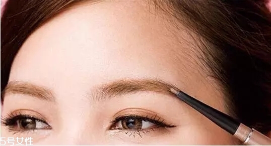 要去面試了，換個(gè)合適的妝容再去吧