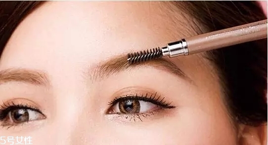 要去面試了，換個(gè)合適的妝容再去吧