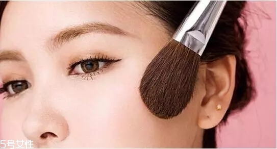 要去面試了，換個(gè)合適的妝容再去吧