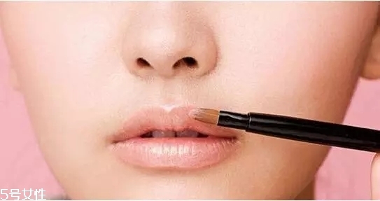 要去面試了，換個(gè)合適的妝容再去吧