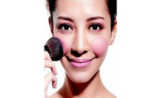腮紅有幾種打法 腮紅會(huì)導(dǎo)致長斑嗎