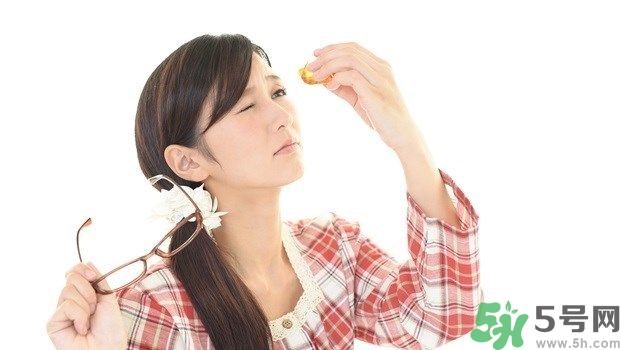 看完書馬上睡覺 翹二郎腿對(duì)眼睛傷害大 看完書馬上睡覺 翹二郎腿對(duì)眼睛傷害大