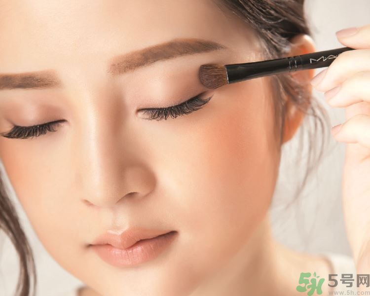魅力淡妝 讓睫毛根根分明 魅力淡妝 讓睫毛根根分明