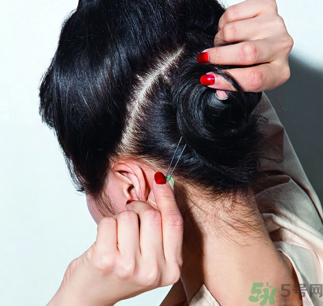 長(zhǎng)發(fā)看來(lái)沒(méi)精神 3分鐘完成好氣色發(fā)型