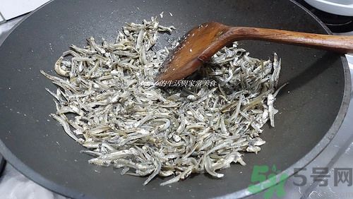 小魚干怎么炒好吃？蜜汁小魚干的做法