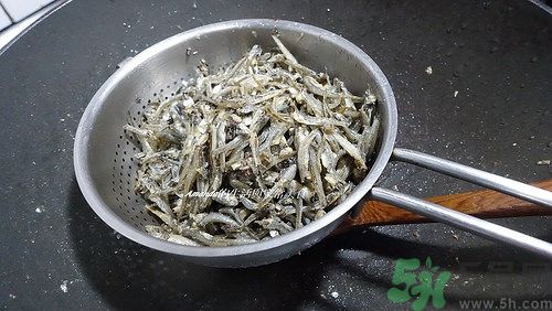 小魚干怎么炒好吃？蜜汁小魚干的做法