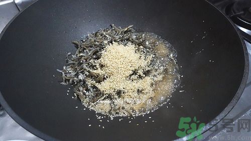 小魚干怎么炒好吃？蜜汁小魚干的做法