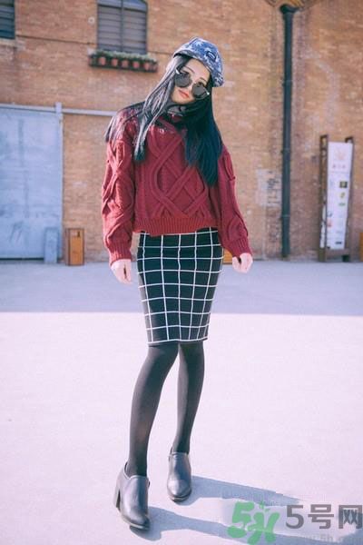 3、【搭配技巧】：黑色毛衣+格子包臀裙+黑色絲襪  【小編點評】：黑色毛衣搭配格子包臀裙，溫暖又有女人味，再配上一條黑色絲襪，十分修飾腿型，顯得整個人既高挑又纖瘦。