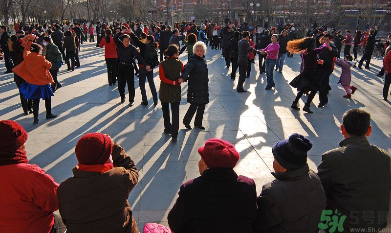 晚飯后跳廣場(chǎng)舞好嗎？晚飯后跳廣場(chǎng)舞有什么好處？