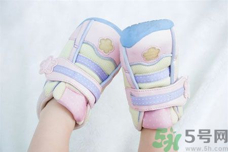 寶寶第一雙鞋有啥講究？寶寶學(xué)步鞋怎么選