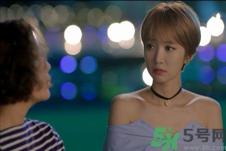 穿露肩服裝好搭配嗎？露肩衣服怎么搭配性感？