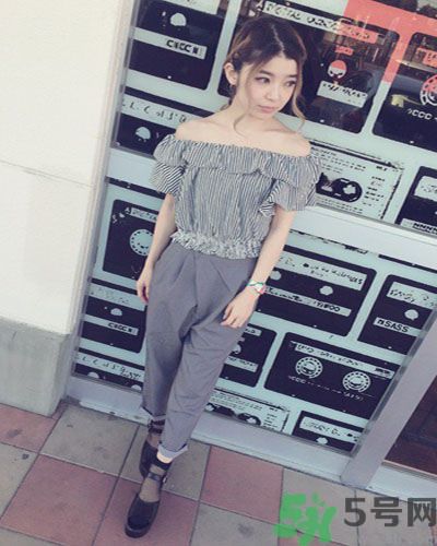 穿露肩服裝好搭配嗎？露肩衣服怎么搭配性感？