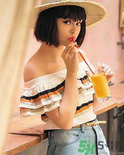 穿露肩服裝好搭配嗎？露肩衣服怎么搭配性感？