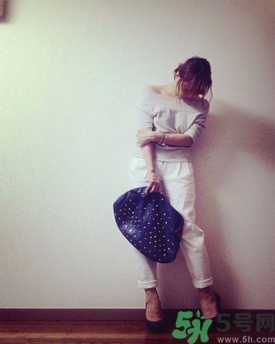 穿露肩服裝好搭配嗎？露肩衣服怎么搭配性感？