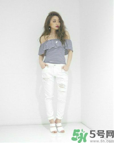 穿露肩服裝好搭配嗎？露肩衣服怎么搭配性感？