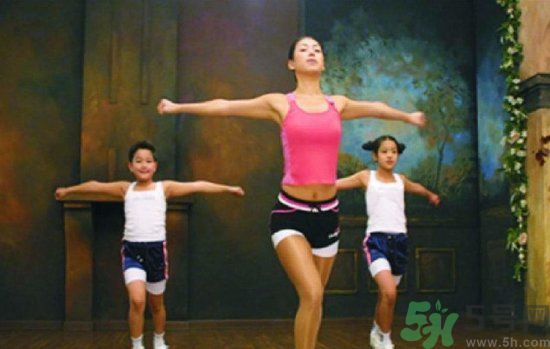 很多人都想長(zhǎng)高一點(diǎn)，確長(zhǎng)不高，只是想想而已，永遠(yuǎn)不行動(dòng)。很多人都嫌棄自己長(zhǎng)得太矮了，卻沒(méi)有什么補(bǔ)救措施。不要以為成年后就不能改變自己身高了。按著這個(gè)來(lái)，你會(huì)發(fā)現(xiàn)不一樣！