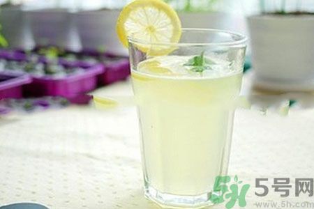 檸檬水怎么喝減肥？檸檬片用多少度的水泡最好？