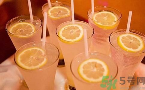 檸檬水怎么喝減肥？檸檬片用多少度的水泡最好？