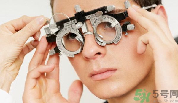 男子近視2000度只有睡覺時不戴眼鏡 近視2000度還有救嗎? 男子近視2000度只有睡覺時不戴眼鏡 近視2000度還有救嗎?