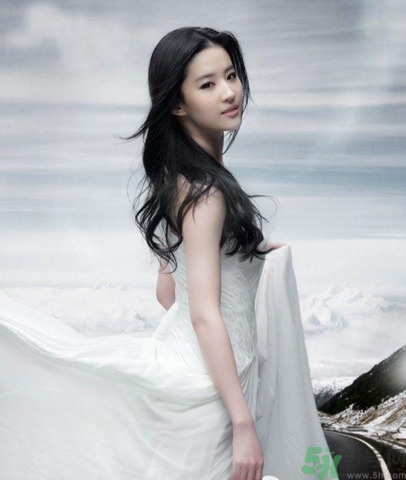 北電?；?劉亦菲 北電校花-鄭爽 北電?；?古力娜扎 北電?；?景甜 北電?；?景甜 中戲?；?章子怡 中戲校花-唐嫣 中戲?；?胡靜 中戲校花-曾黎 1、首先將少量粉底液涂在臉上，當粉底和肌膚融合后，再上第二層粉底液，這樣更能夠遮蓋瑕疵。 1、如果要呈現完美的底妝裸妝感，要先檢視個人的肌膚狀況，如果你的肌膚狀況是屬于毛孔粗大肌膚，可以先使用毛孔類的遮瑕產品，讓毛孔變得不明顯。 1、另外要讓肌膚呈現自然的透亮感，妝前修飾乳絕對是關鍵，之后再通過不同色調粉底乳調整膚色，讓膚色更為白皙。 1、高光要選擇顏色比膚色略白的米色會看起來比較自然，額頭少涂一些，T區(qū)高光的重點在鼻子上。 1、在鼻梁上打上白色高光粉會使鼻梁看起來變高，而且能在鼻子的兩側形成自然的陰影。 1、裸色系的妝容最能突顯高級感。首先沿著睫毛根部描繪細細的眼線，搭配粘貼上下假睫毛。用高光粉涂抹內眼窩及眼頭的C字區(qū)域，與眼頭暈染到一起，能夠自然而然地將面頰倒三角地帶強調出來。 1、涂抹潤澤的裸色唇膏，掩蓋唇紋。淡雅的裸色系妝容突出高級感，精致純粹、優(yōu)雅迷人。唇色也選擇裸色系色彩，令整個妝容看起來更加柔和。 1、用軟硬適中的粉底刷來上粉底，粉底刷的弧度能夠很好地與臉部貼和，使用量也能更好的被控制，令上妝效果細膩、均勻，同時又輕薄、貼合。使用略帶珠光的蜜粉在全臉輕掃一遍,注意在眼睛下方也掃上，有遮蓋眼袋及提亮的效果。 1、裸妝并不意味著可以完全忽略眼睛和雙唇，用最能體現自然效果的色彩來修飾眼睛和雙眸才是關鍵。至于眉毛，用透明睫毛膏輕輕修飾就好。 1、棕色系眼影最能自然襯托亞洲人的眼睛，在貼近睫毛處加重，然后向外漸漸暈開，是毫無夸張感的基本技法。用手指幫助暈開，更為自然。 1、睫毛膏一定不能忽略。準備大小不一的兩支睫毛夾。先用大號的睫毛夾夾卷整個睫毛，再用小號的睫毛夾將眼角不易夾到的睫