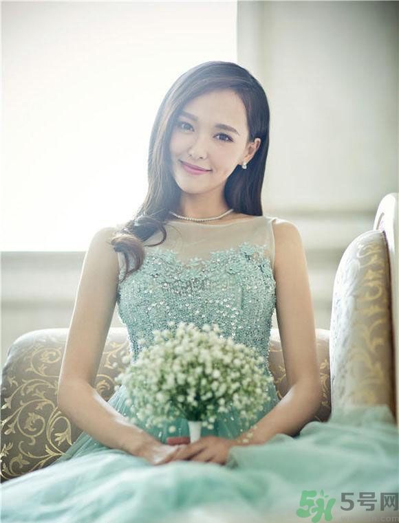 黑色的長粗眉使整個臉型更加精致和小巧，紅潤的臉妝和粉嫩的裸妝唇，為妝容的甜美度加分。黑色的粗眼線和卷翹的睫毛讓眼睛更靈動有神。