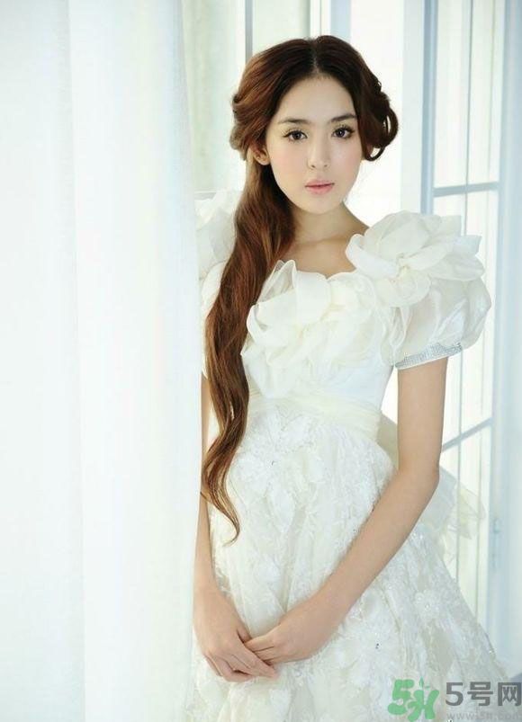 黑色的長粗眉使整個臉型更加精致和小巧，紅潤的臉妝和粉嫩的裸妝唇，為妝容的甜美度加分。黑色的粗眼線和卷翹的睫毛讓眼睛更靈動有神。