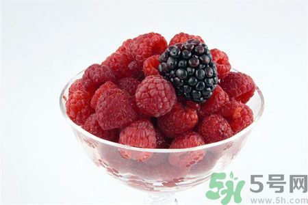 長痘痘肌膚干燥怎么辦？肌膚干燥吃什么食物好？