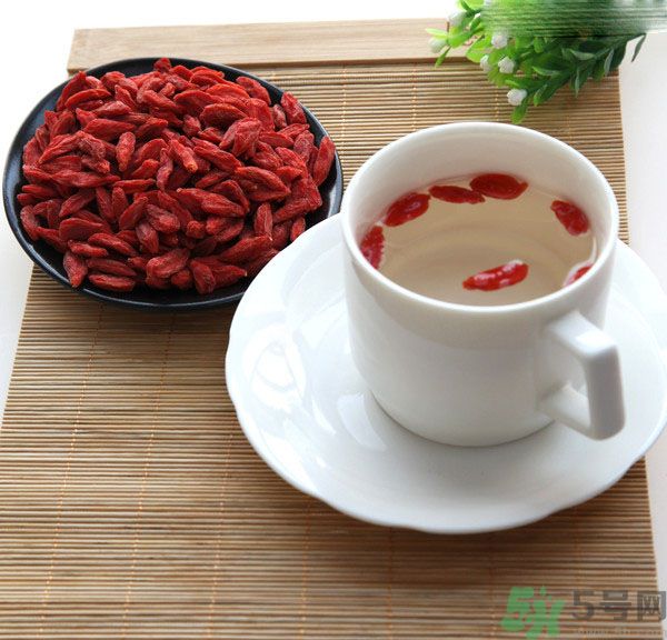 枸杞泡水有什么害處？枸杞泡水喝有什么好處？