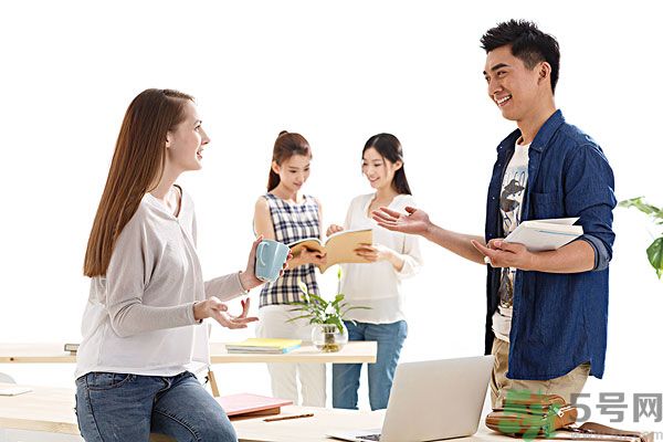 和別人說話不敢看對方怎么辦？說話不敢看別人眼睛怎么辦？