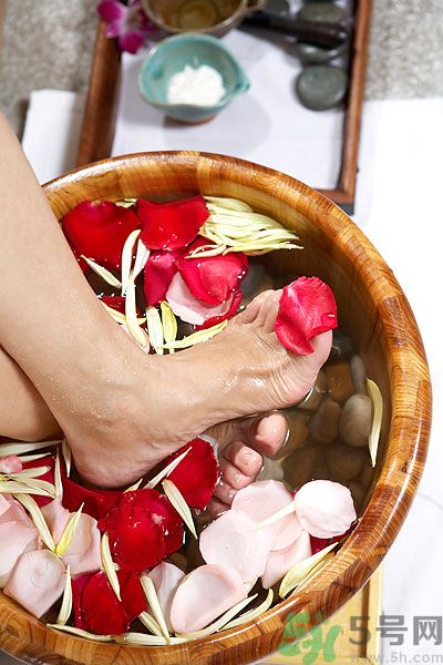 吃晚飯后多久可以泡腳？晚飯后泡腳好嗎？