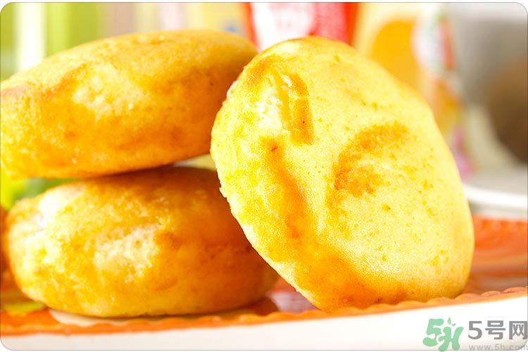 吃頭孢能吃蛋黃派嗎？蛋黃派里面有酒精嗎？