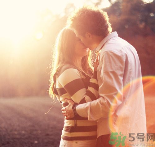 男人劈腿的表現(xiàn)有哪些？怎么判斷一個(gè)男人是否劈腿？