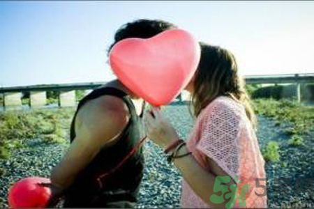 男人劈腿的表現(xiàn)有哪些？怎么判斷一個(gè)男人是否劈腿？