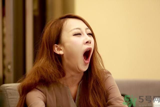 19歲女睡神走哪睡哪竟是??？什么是發(fā)作性睡??？