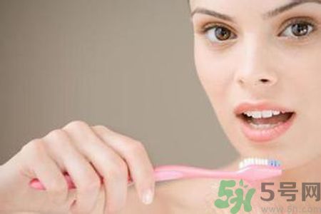 牙齒發(fā)黃怎么辦？牙齒怎么變白？