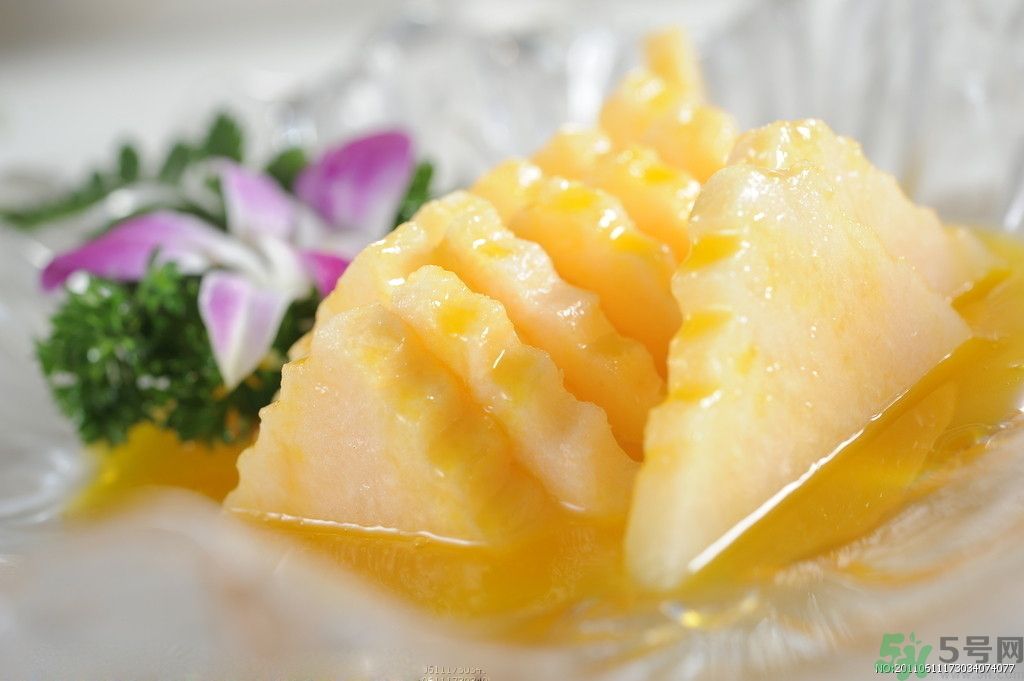 菠蘿發(fā)黑能吃嗎？菠蘿為什么要用鹽水泡？