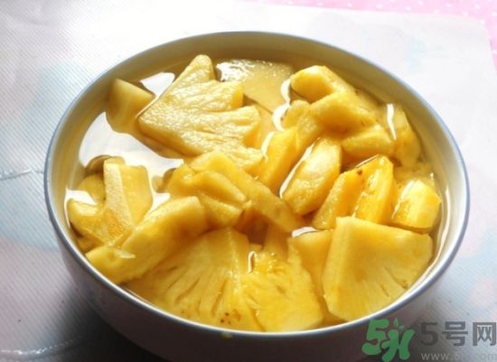菠蘿發(fā)黑能吃嗎？菠蘿為什么要用鹽水泡？