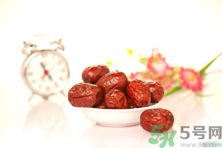 紅棗不能和什么一起吃？紅棗泡水喝會(huì)上火嗎？