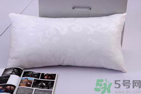 枕頭高好還是低好？睡覺(jué)不枕枕頭好不好？