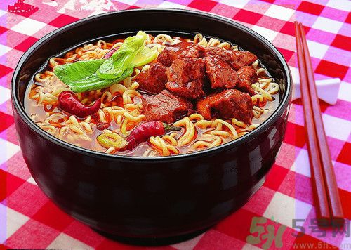 晚餐吃泡面會(huì)發(fā)胖嗎?泡面吃多了有什么危害 晚餐吃泡面會(huì)發(fā)胖嗎?泡面吃多了有什么危害