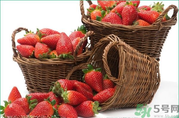 草莓汁弄到衣服上了怎么洗？怎么洗掉草莓汁？