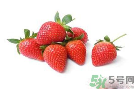 草莓汁弄到衣服上了怎么洗？怎么洗掉草莓汁？