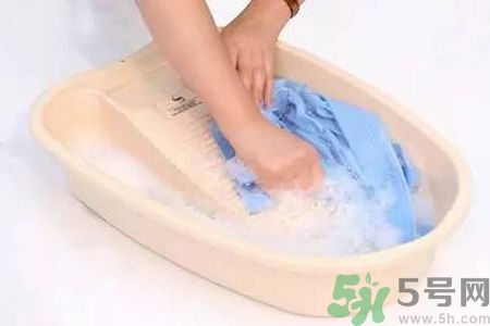 草莓汁弄到衣服上了怎么洗？怎么洗掉草莓汁？