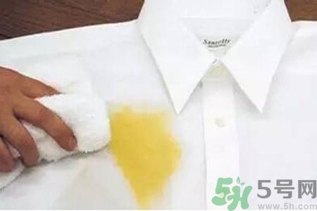 草莓汁弄到衣服上了怎么洗？怎么洗掉草莓汁？