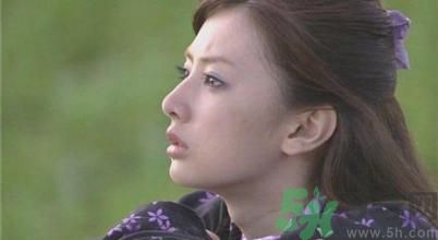 ?17歲女生有喉結(jié)正常嗎？17歲女生喉結(jié)突出怎么辦？