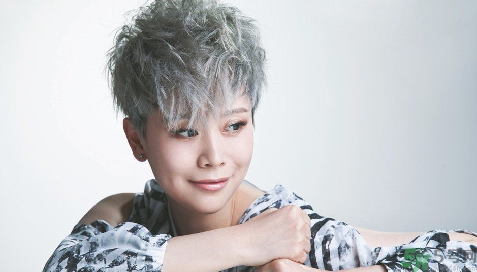 年輕人長白頭發(fā)怎么辦？年輕人長白頭發(fā)是什么原因？